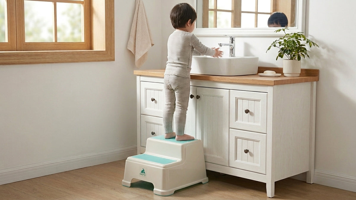 Marche-pieds bébé HOPOPOT vert tendre, vue salle de bain